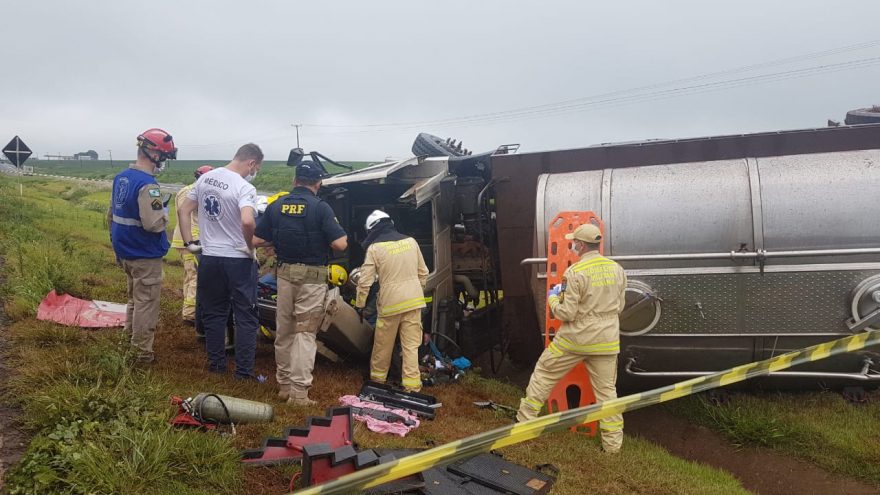 Após tombamento, condutor ficou com a cabeça e o braço preso entre as ferragens
