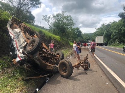 Grave acidente envolvendo três veículos é registrado na BR-277 em Nova Laranjeiras Imagem referente a Grave acidente envolvendo três veículos é registrado na BR-277 em Nova Laranjeiras