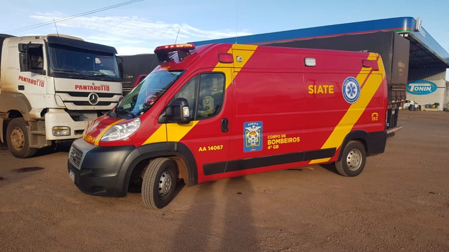 Homem fica ferido ao cair de caminhão enquanto colocava a lona para proteger a carga
