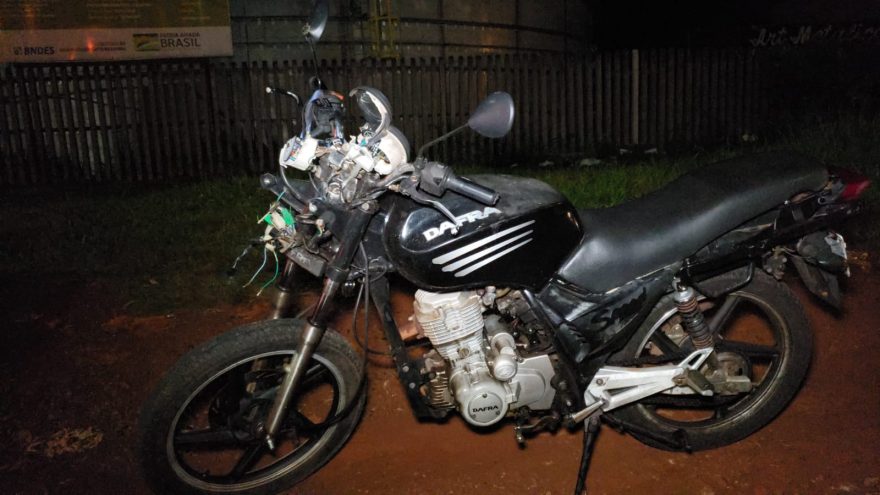 Motociclista fica ferido ao colidir contra placa de sinalização na Marginal da BR-277