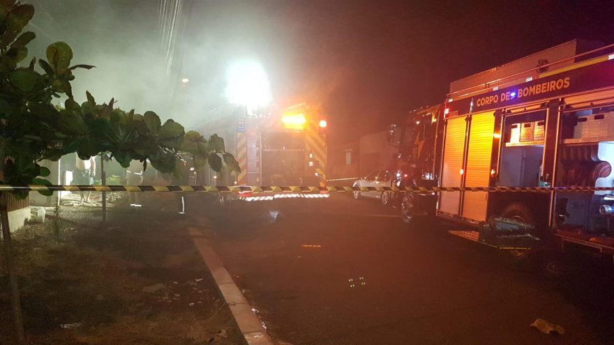 Corpo de Bombeiros controla incêndio em residência no Cascavel Velho