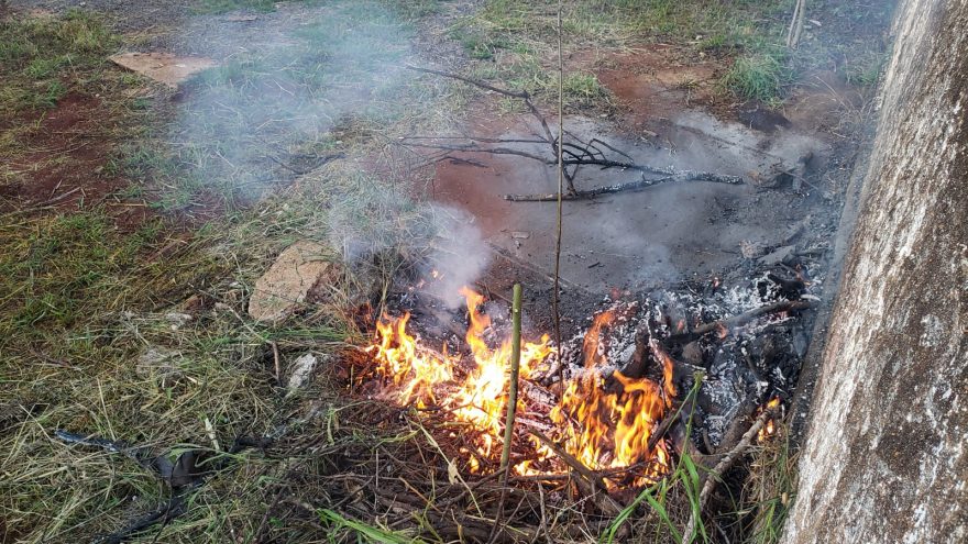 Fogo em entulhos mobiliza bombeiros ao Colégio Wilson Jofre