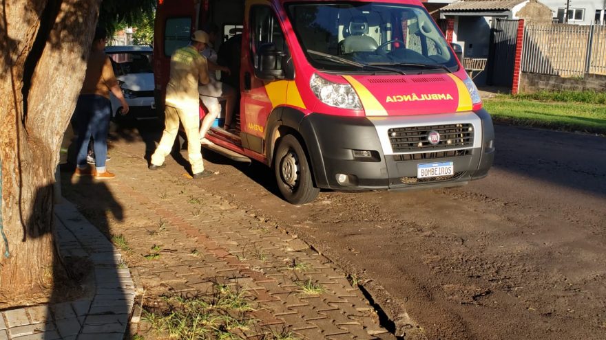 Com bicicleta elétrica, jovem bate contra carro e fica ferida no Aclimação
