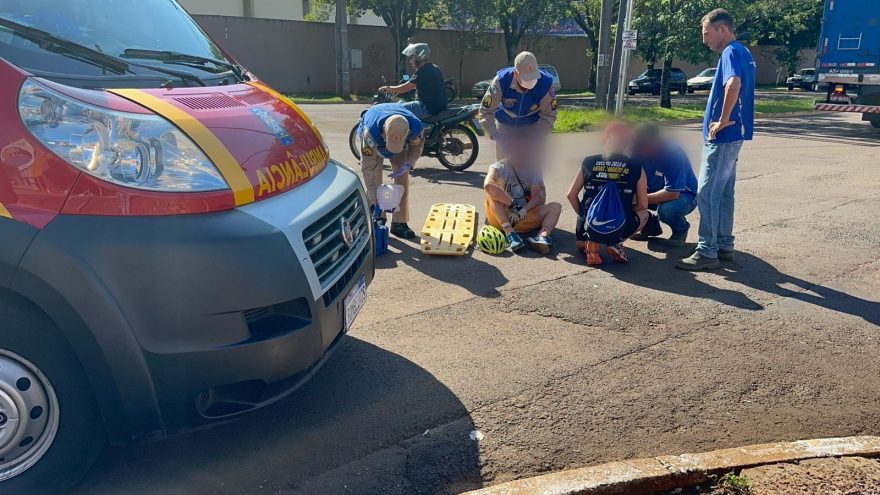 Ciclista fica ferido ao ser atingido por caminhão na Av. Piquiri