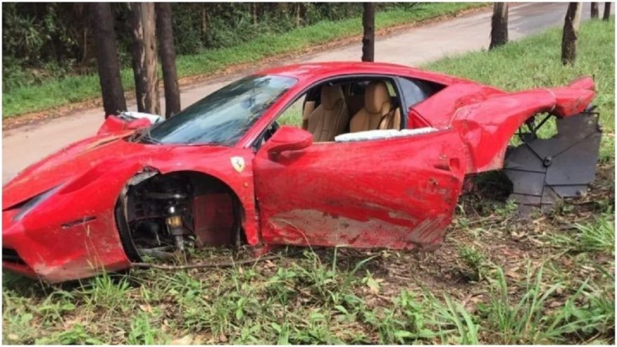 Ferrari fica completamente destruída após batida na BR-040