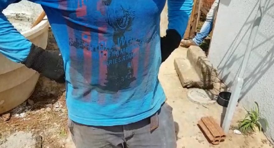 Homem afirma que cachorro teria sido abandonado sem água e sem comida há mais de 15 dias