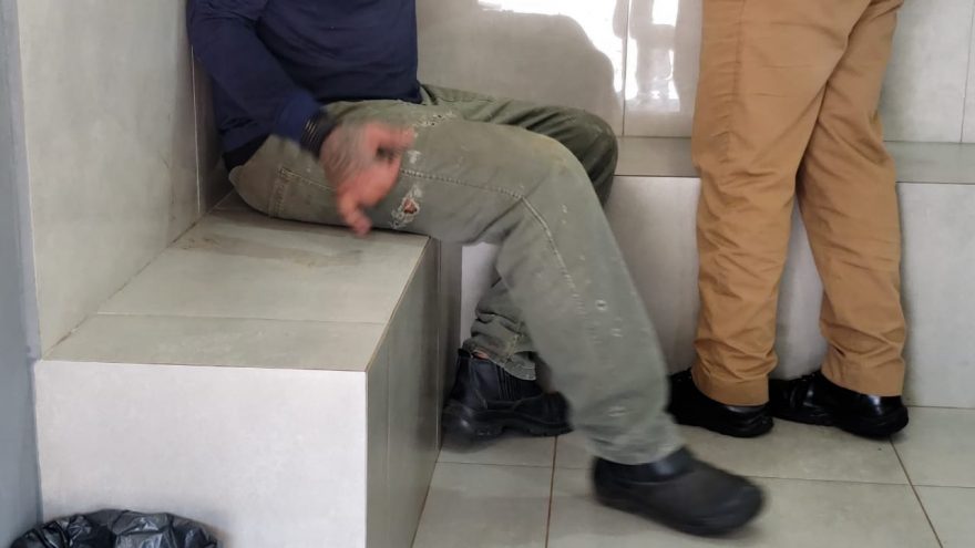 Homem é preso após furar preferencial na frente da Polícia