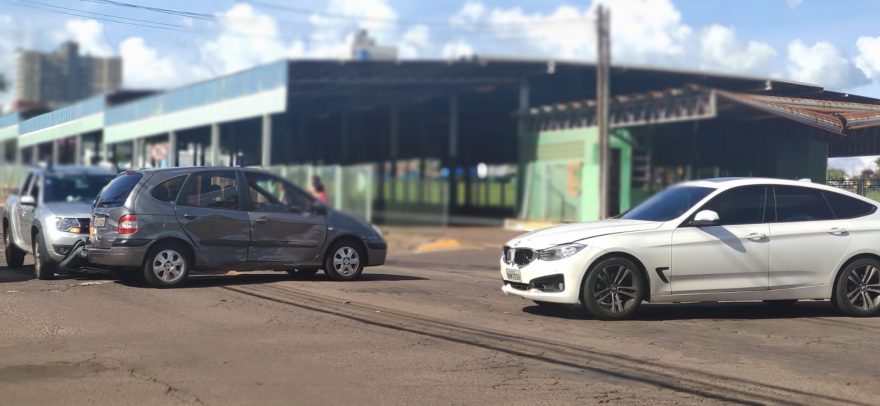 Três veículos se envolvem em acidente de trânsito no Coqueiral