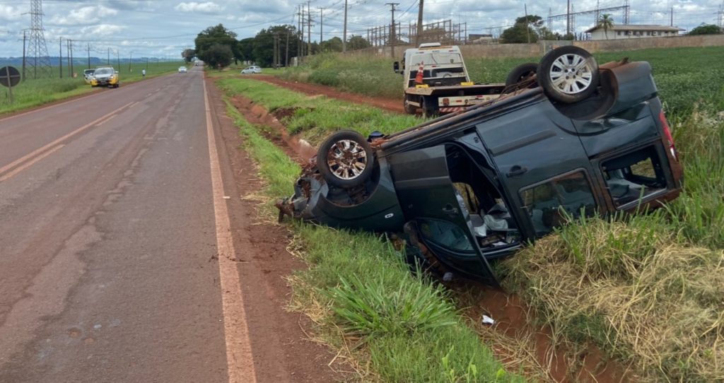 Homem capota carro após sair de pista na PR-239