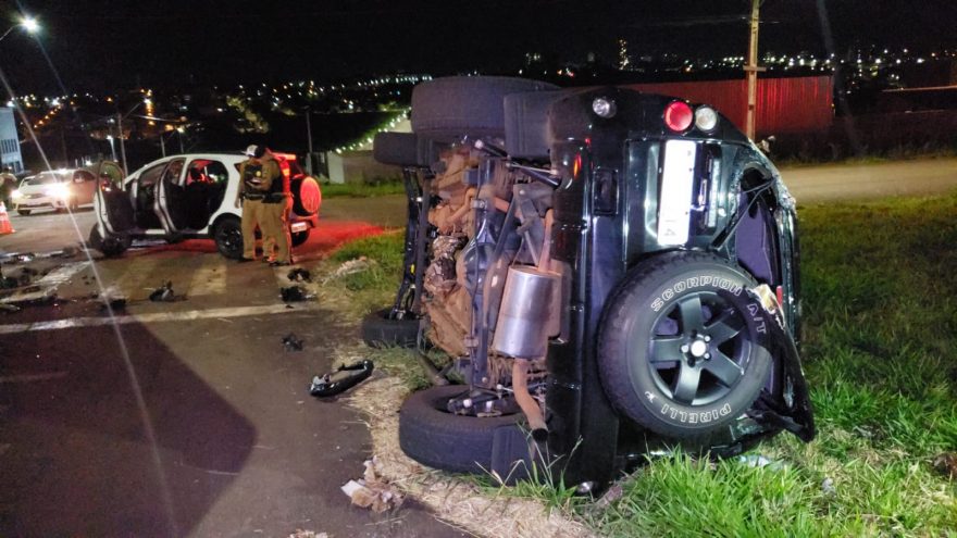 Veículo tomba em forte colisão de trânsito em Cascavel