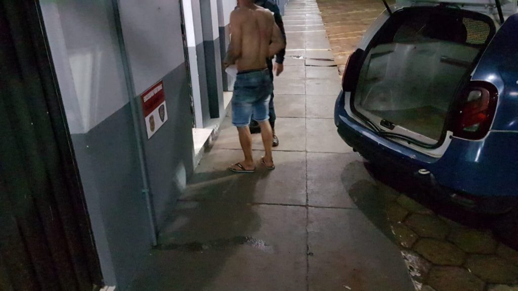 Homem vai à casa da ex, entra em vias de fato com outro rapaz, fica ferido e acaba detido na UPA