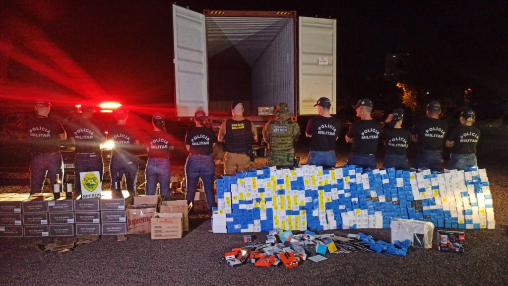 Homem é detido com 900 celulares, 400 garrafas de vinho e eletrônicos
