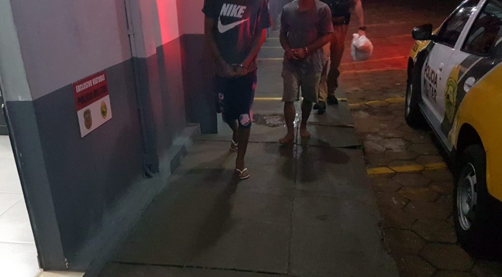 Ação da PM encaminha dupla suspeita de tráfico de drogas à delegacia de Cascavel Ação da PM encaminha dupla suspeita de tráfico de drogas à delegacia de Cascavel