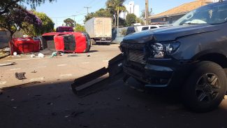 Saveiro capota após acidente de trânsito na rua Vicente Machado