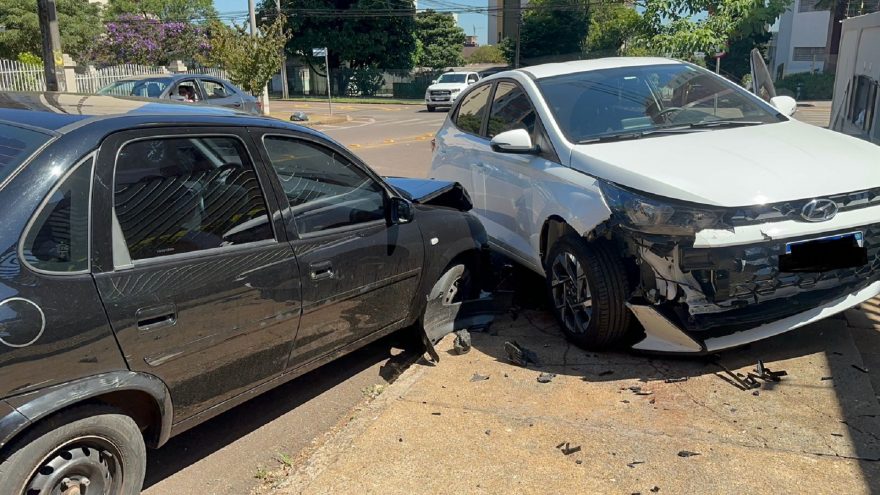 Após sofrer mal súbito, idosa colide HB20 contra carro estacionado