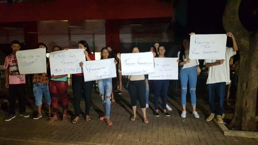 Familiares da mulher que teve mais de 50% do corpo queimado protestam por transferência em frente ao HUOP