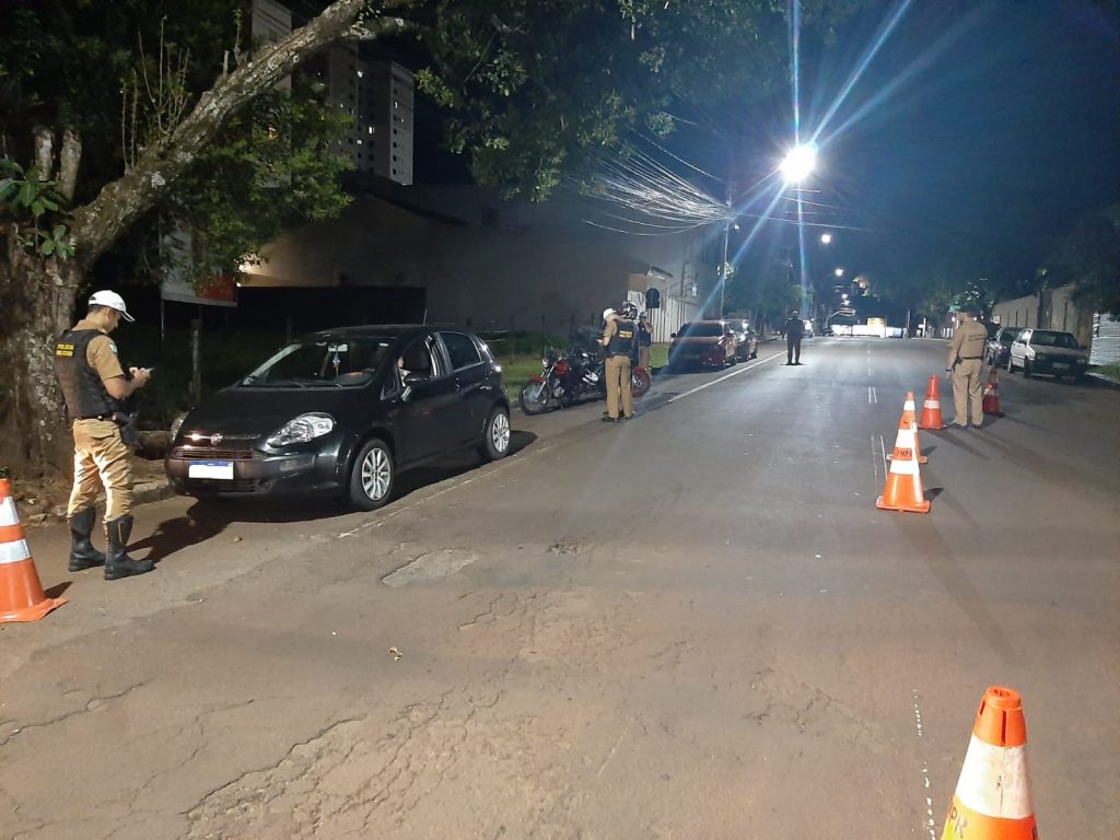 Bloqueio de trânsito da PM apreende veículos irregulares e notifica condutores Bloqueio de trânsito da PM apreende veículos irregulares e notifica condutores