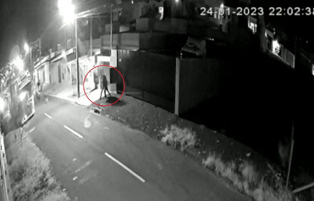Vídeo mostra confusão em que homem tenta esfaquear vizinho no Florais do Paraná Vídeo mostra confusão em que homem tenta esfaquear vizinho no Florais do Paraná