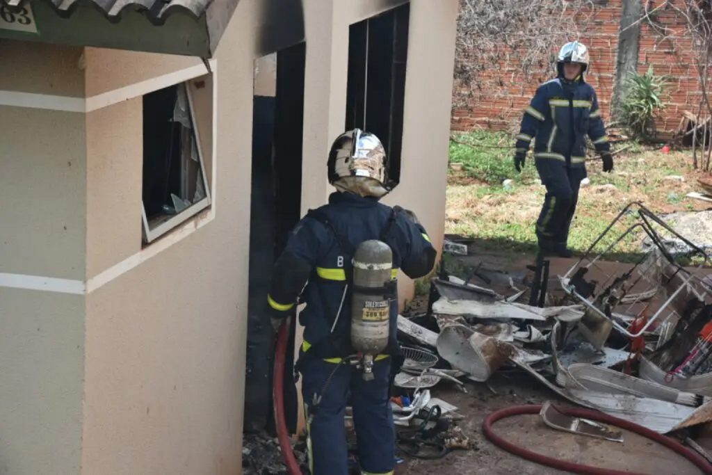 Homem com problemas mentais incendeia duas residências em Umuarama Homem com problemas mentais incendeia duas residências em Umuarama