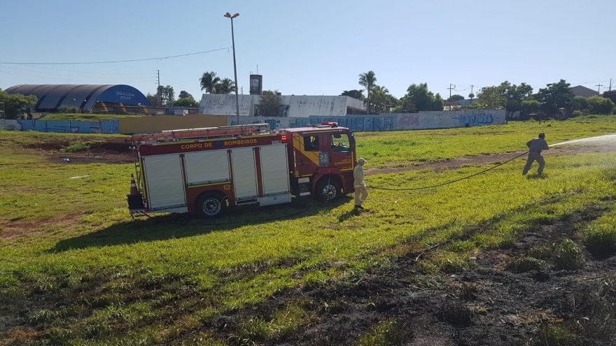 Área de grama pega fogo no Brasmadeira e Corpo de Bombeiros é mobilizado