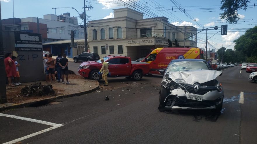 Criança de seis anos fica ferida após forte colisão no Centro de Cascavel