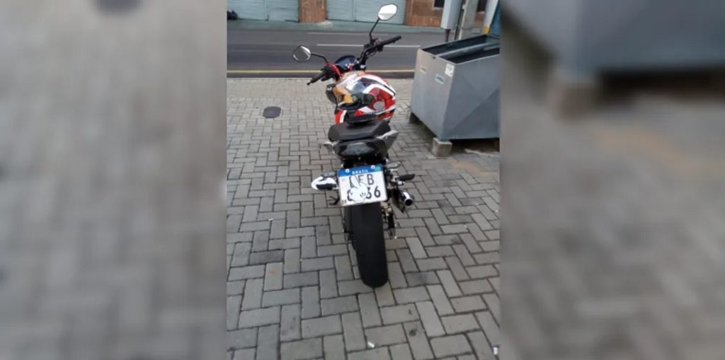 Motociclista é preso após adesivar placa para ‘furar’ radares