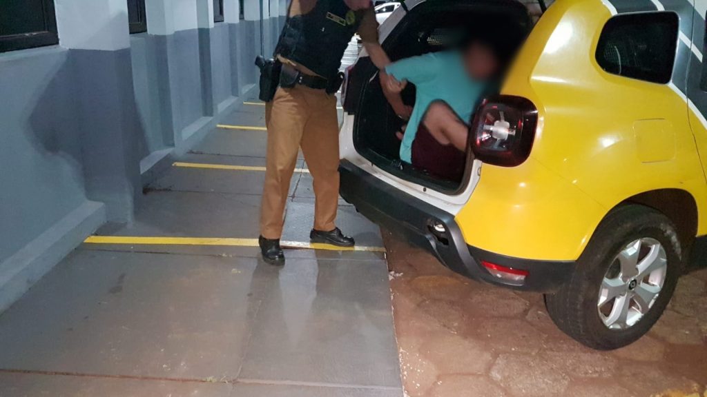 Condutor é detido pela PM após colidir em carro estacionado na Avenida Brasil Condutor é detido pela PM após colidir em carro estacionado na Avenida Brasil