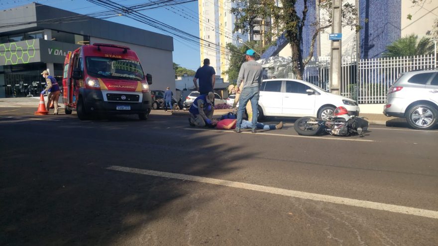 Jovem fica ferido após colisão entre carro e moto no Centro de Cascavel