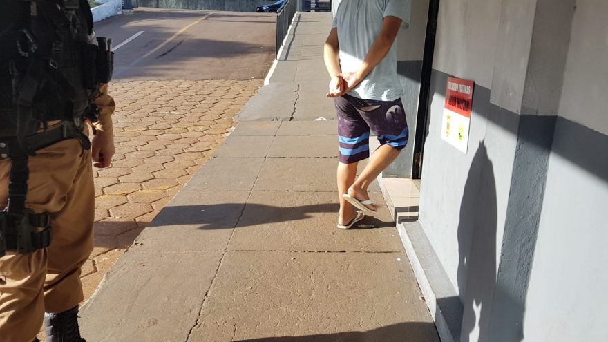Jovem com mandado de prisão em aberto é detido
