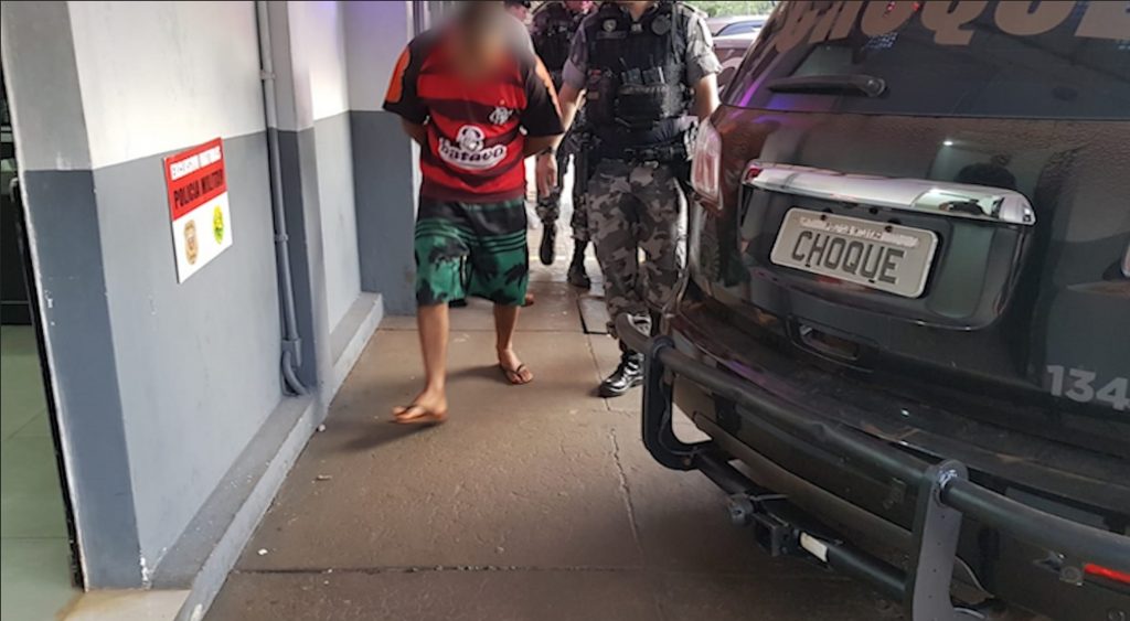 Dupla é detida pelo Pelotão de Choque com cerca de meio-quilo de cocaína