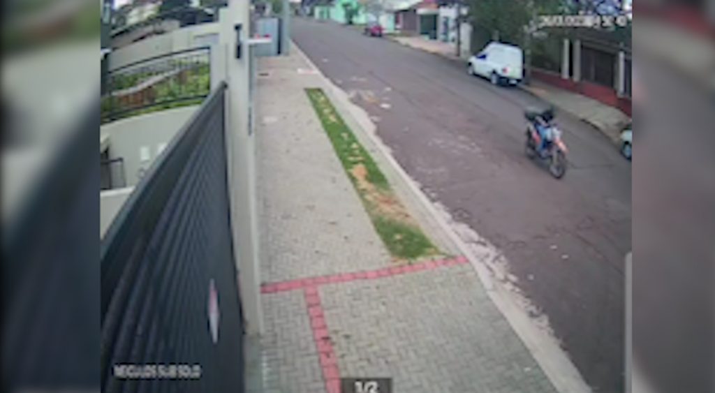 Honda Bros placa BCC 0636 foi furtada no Bairro Neva; câmera flagrou a ação