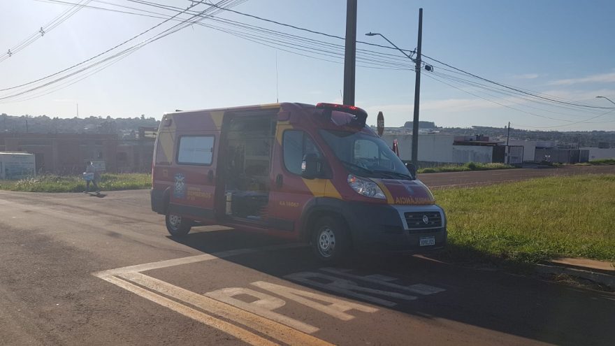 De moto, mulher se envolve em colisão com carro e fica ferida