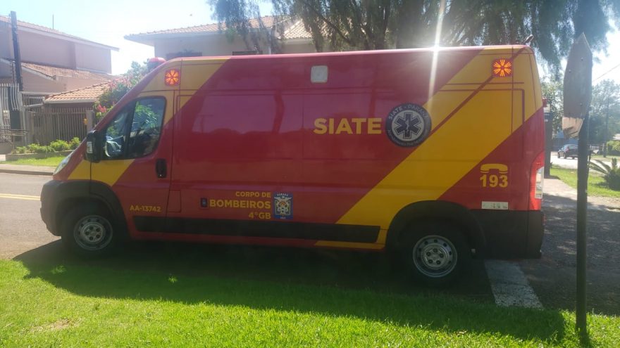 Motociclista é atendido pelo Siate após sofrer queda no Bairro Universitário