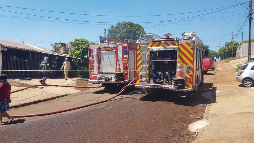 Residência pega fogo no XIV de Novembro e Bombeiros combatem incêndio