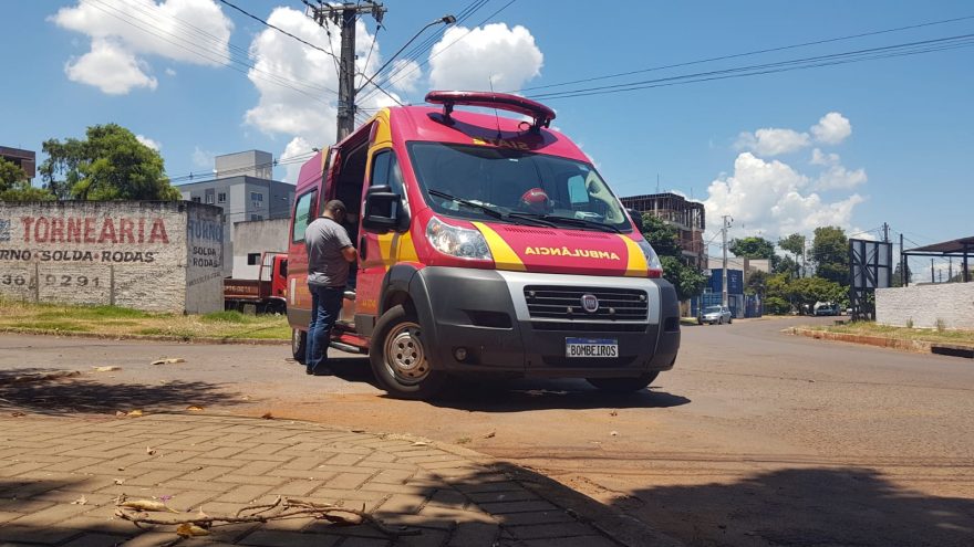 Jovem de 14 anos fica ferido após bater bicicleta contra carro