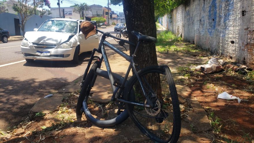 Fortíssima colisão entre carro e bicicleta deixa automóvel com a frente destruída