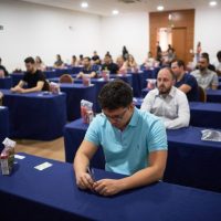 Imagem referente a Médicos fazem prova para especialização em oftalmologia