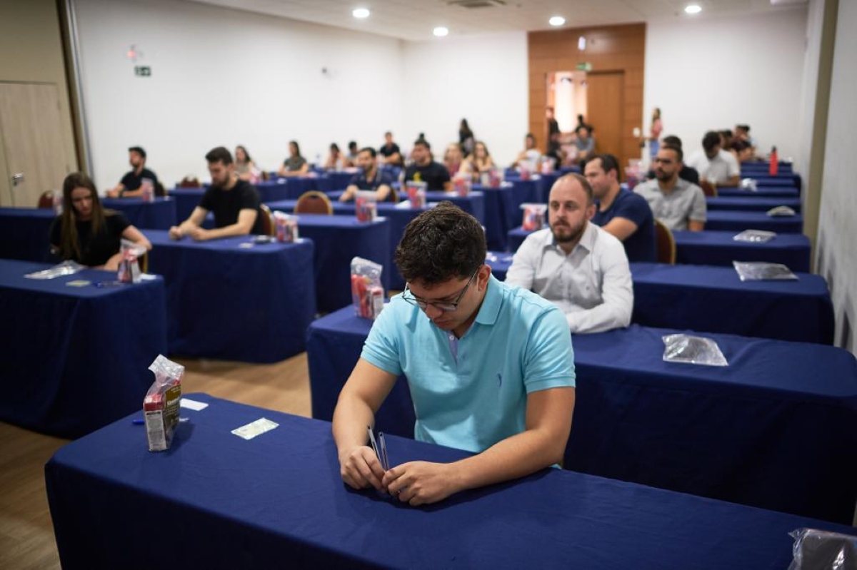 Médicos fazem prova para especialização em oftalmologia