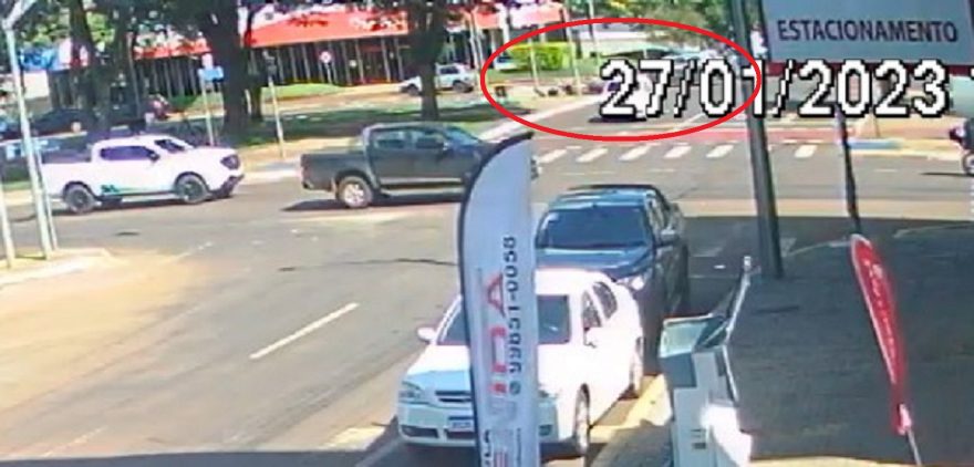Câmera flagra forte colisão que deixou motociclista ferido no Centro
