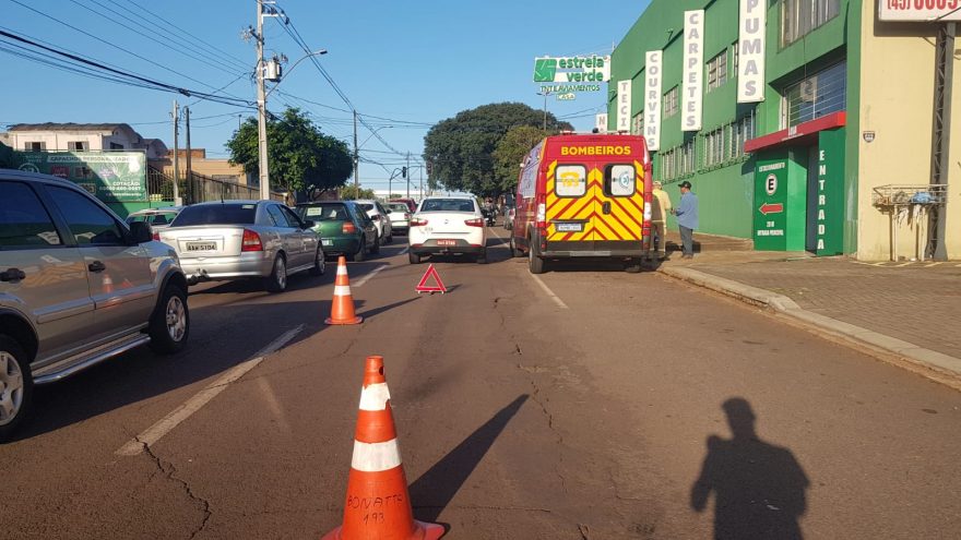 Colisão entre Uno e Táxi deixa mulher ferida na rua Minas Gerais