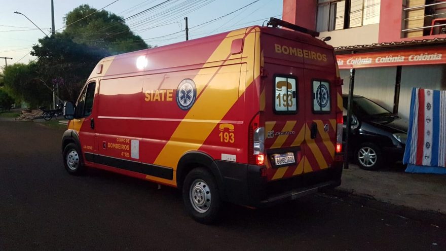 Homem é socorrido pelo Siate vítima de agressão na Rua Esmeralda