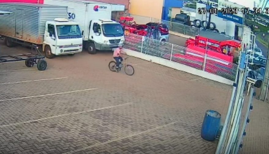 Câmera registra furto de bicicleta no Pioneiros Catarinenses