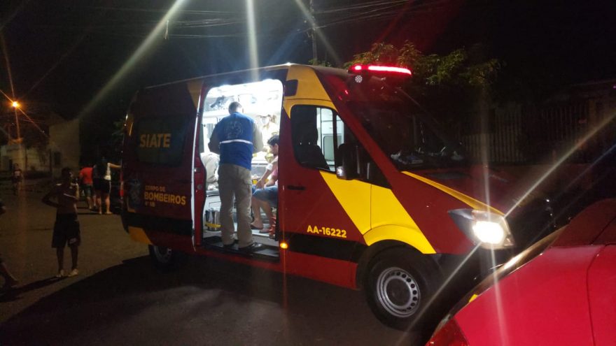 Motociclistas ficam feridos após queda no bairro Santa Felicidade