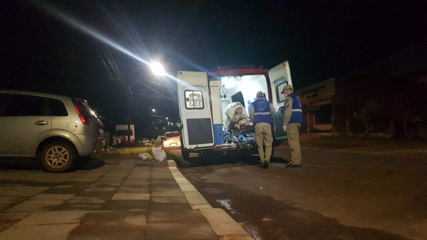 Idosa é socorrida pelo Siate após cair e bater a cabeça