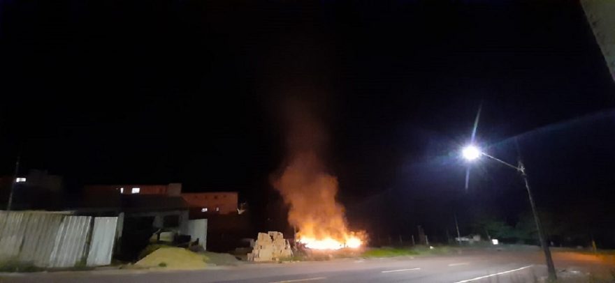Corpo de Bombeiros é mobilizado para combater incêndio no Florais do Paraná