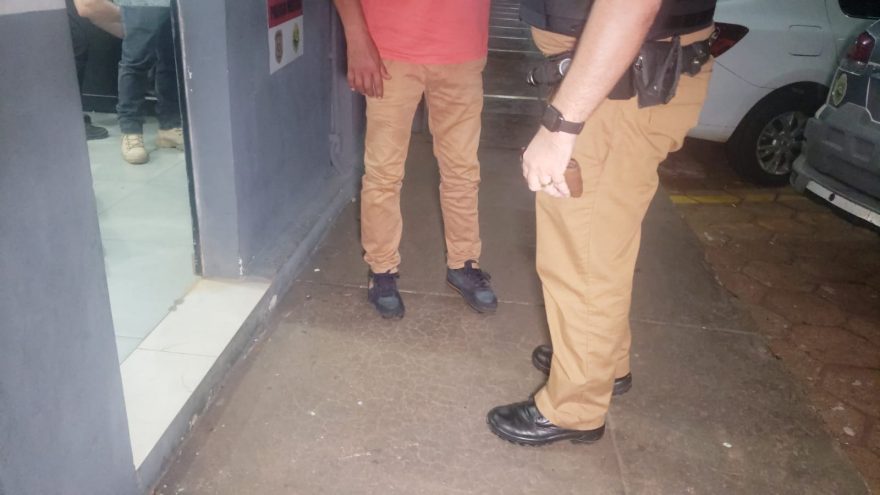 Idosa que conheceu homem na internet o recebe em casa e acaba agredida