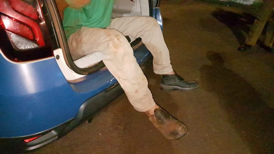 Motociclista fura bloqueio, sofre queda e é preso; mulher que estava na garupa fica ferida