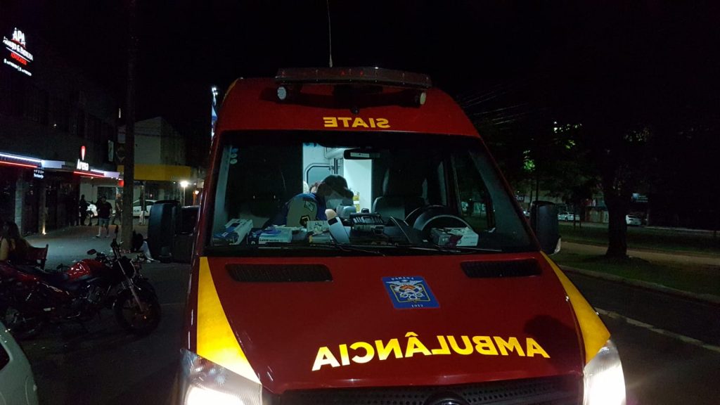 Mulher fica ferida ao sofrer queda na calçada no centro de Cascavel
