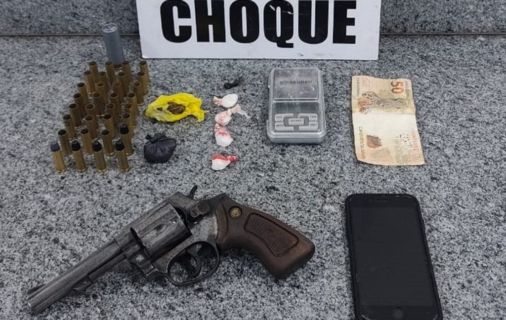 Jovem é detido pela Choque em posse de drogas, arma e munições, no bairro Morumbi