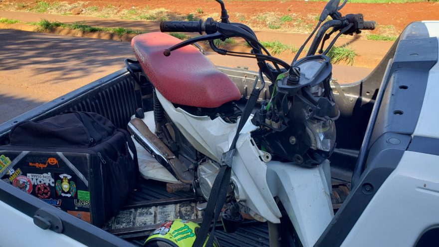 Motociclista sofre laceração na perna após colisão no Brasmadeira